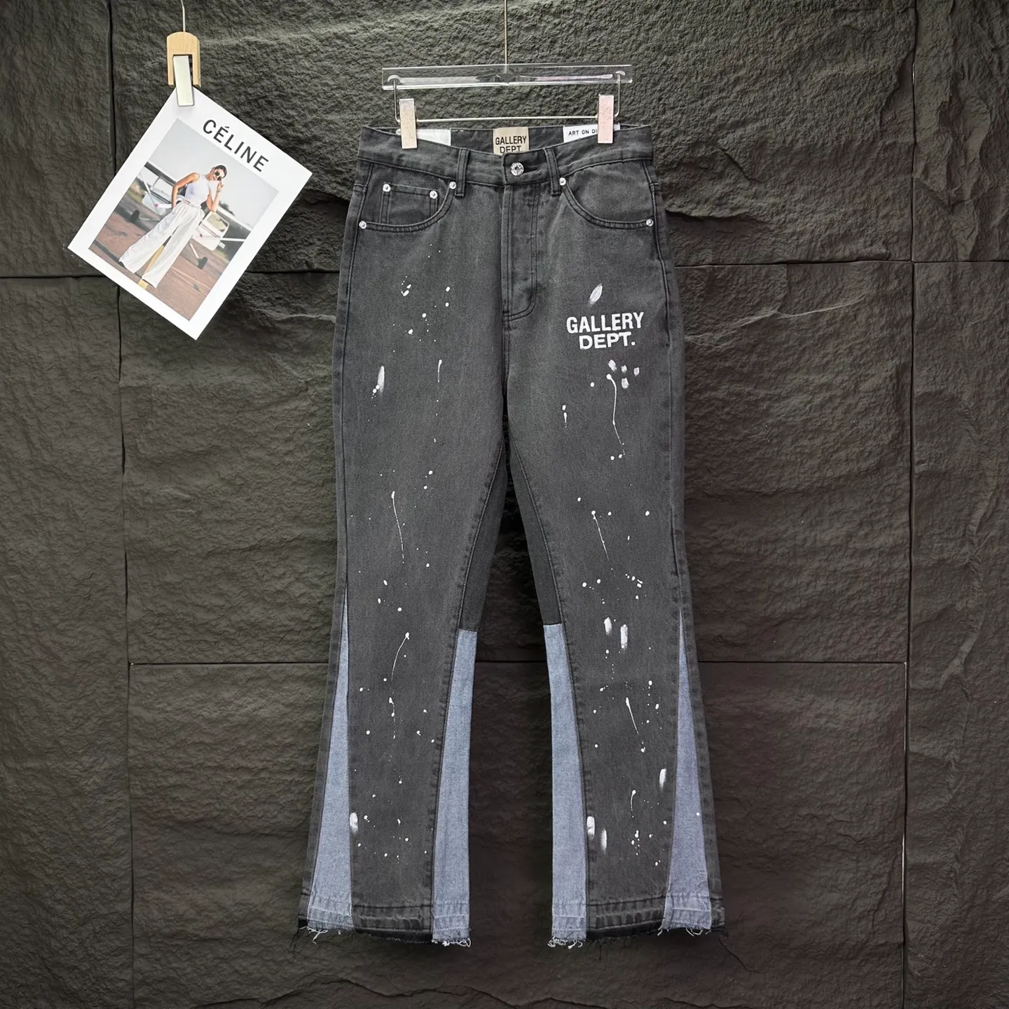 P250 GALLERY DEPT. 2025 new splash-ink hand-painted letter splicing couple style loose washed flared jeans 🔥High version🔥High version🔥 Top ceiling quality Styles with different washed textures are very friendly to people with thin legs and thick legs. The slightly flared version is very flattering. Moderate length that never goes out of style, easy to match with casually, basic styling for various styles, a must-have in the wardrobe! The fabric is stiff but also makes the upper body soft without losing texture. The washing process is even more perfect. It is a must-have item for everyone! ! ! Washed wheat, tag, pants label, three complete labels Color: washed black, washed blue Size: 28, 30, 32, 34 (four sizes)